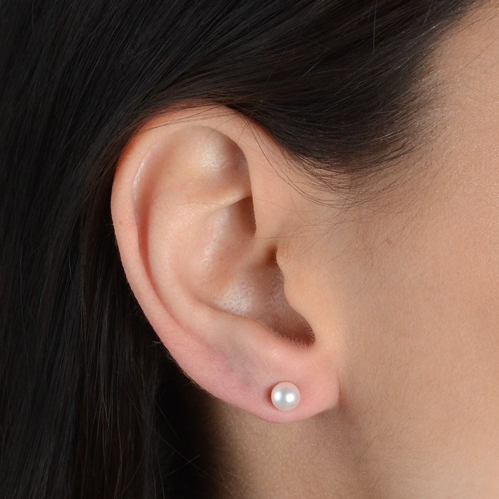 Classic Pearl Stud Earrings in Gold_Model