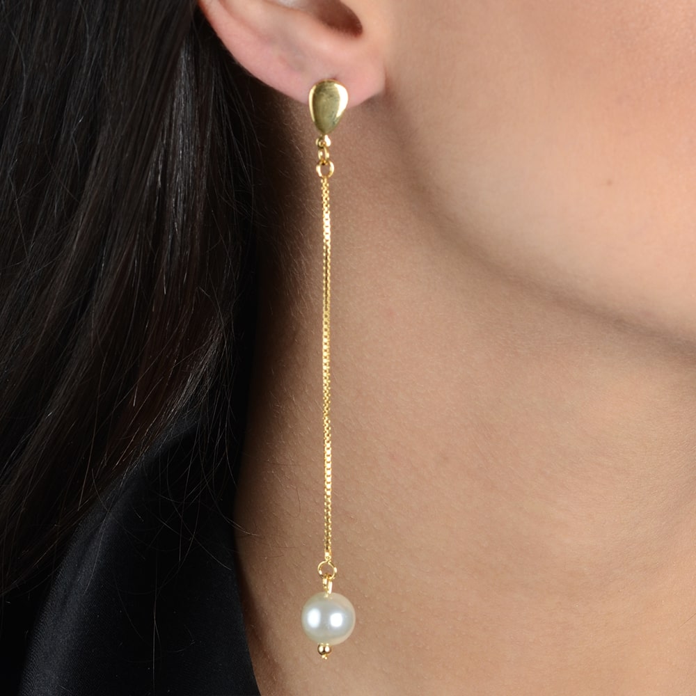 Pearl Drop Earring in Gold_Model