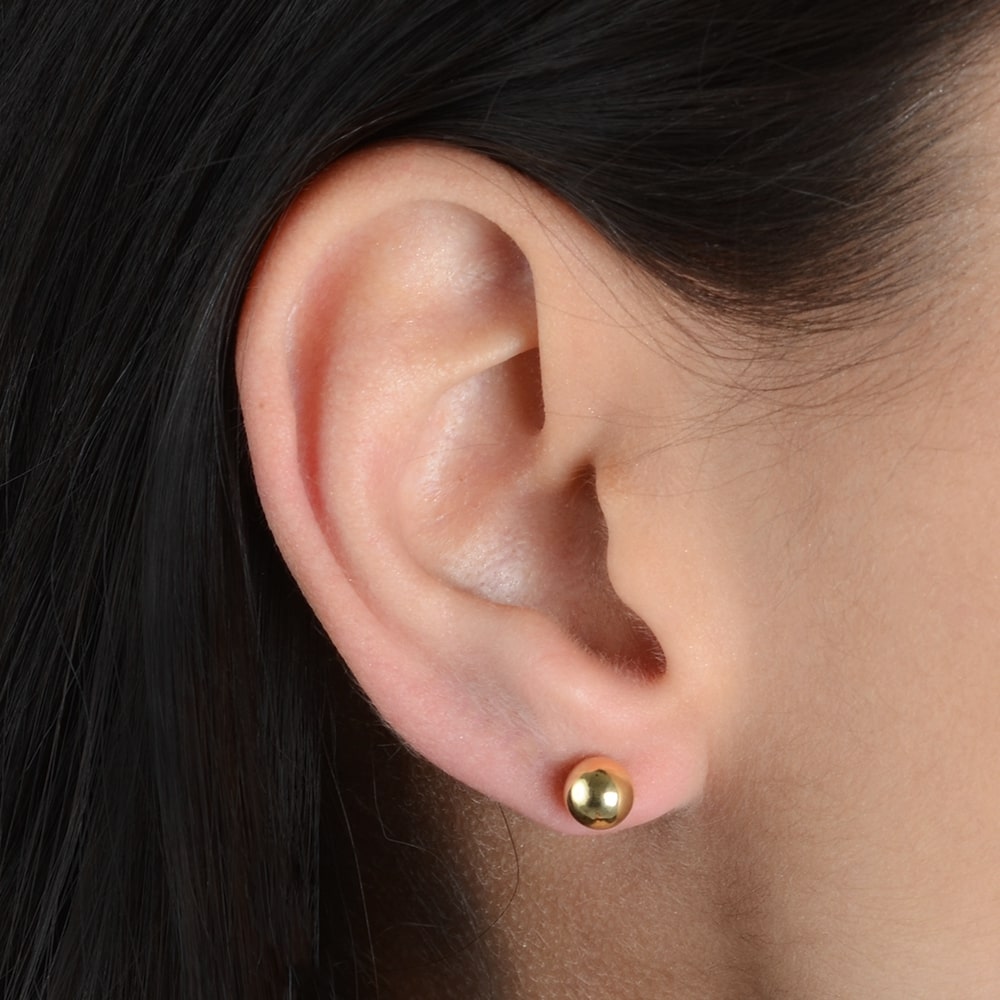 Classic Stud Earring in Gold_Model