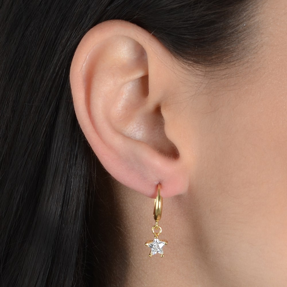 Laboratory-Grown Diamond Star Huggie Earring in Gold_Model