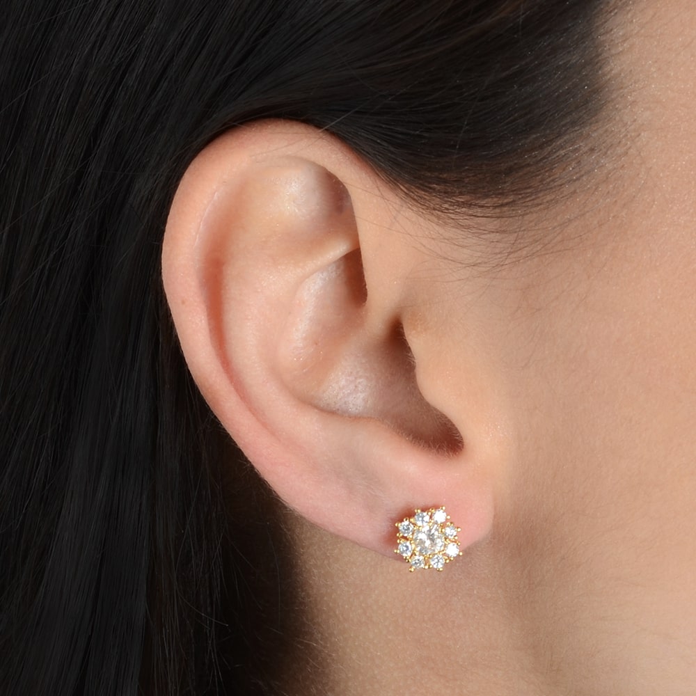 Glamour Laboratory-grown Diamond Stud Earring in Gold_Model