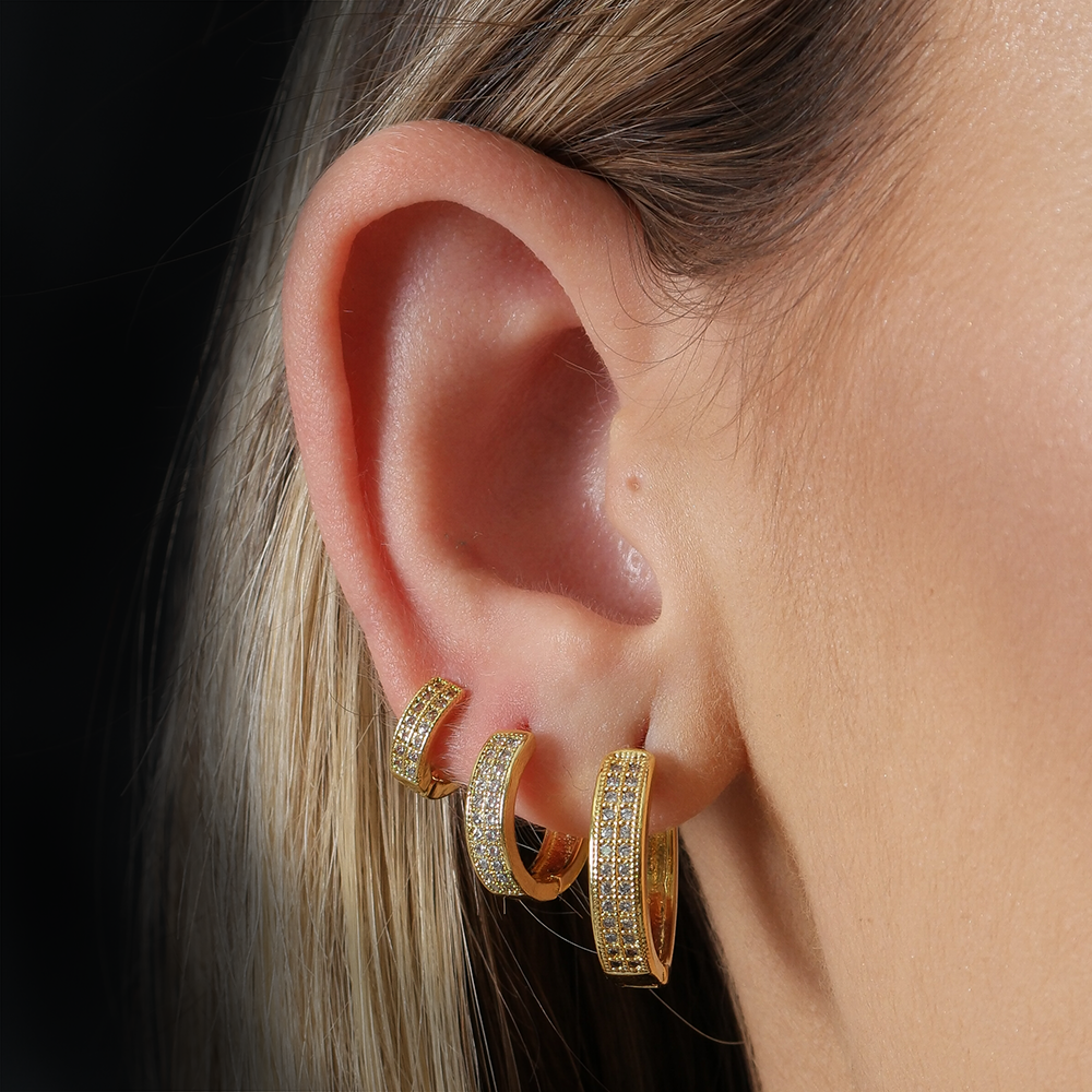 Laboratory-grown Diamond Huggie Earring Set in Gold_Model