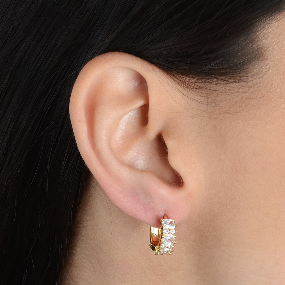 Laboratory-Grown Diamond Huggie Earring in Gold_Model