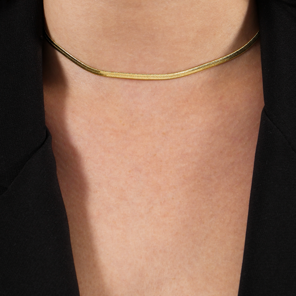 Snake Chain Choker Necklace in Gold_Model